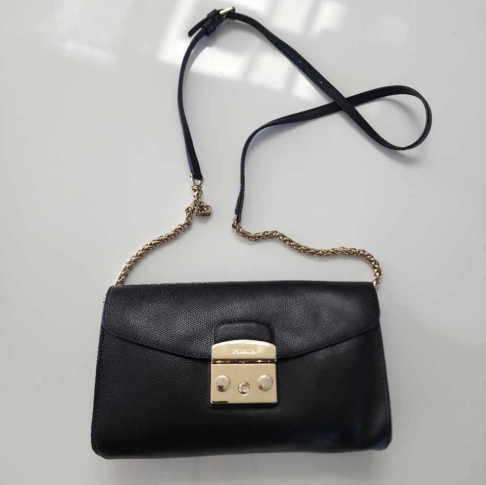 Furla Metropolis Pochette Crossbody Italian Leather Black. In EUC.